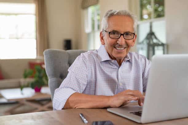Tecnologia e genitori anziani: come aiutarli senza farli sentire inadeguati