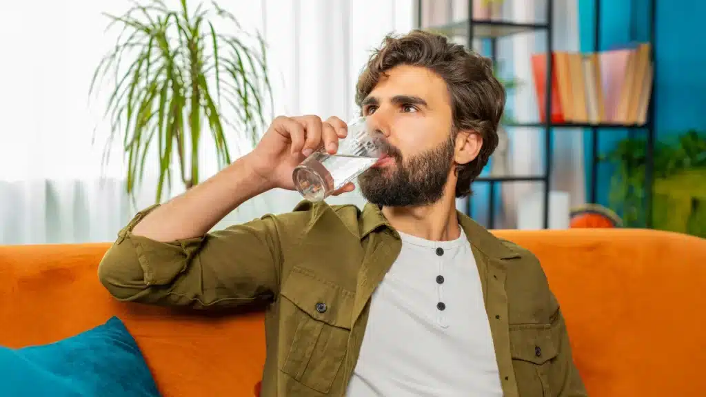 Idratazione e stress: bere poca acqua aumenta il cortisolo e danneggia la salute