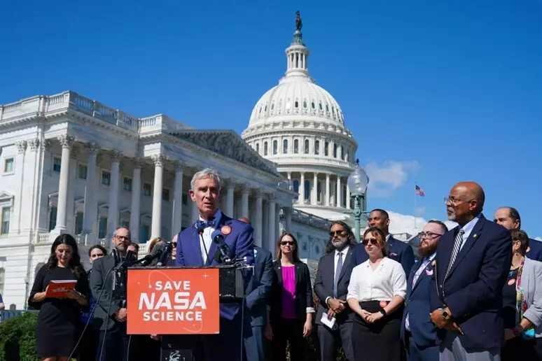 Bill nye guida gli scienziati a capitol hill: la protesta contro i tagli di trump alla nasa %bill nye guida gli scienziati a capitol hill: la protesta contro i tagli di trump alla nasacount(title)% Bill nye