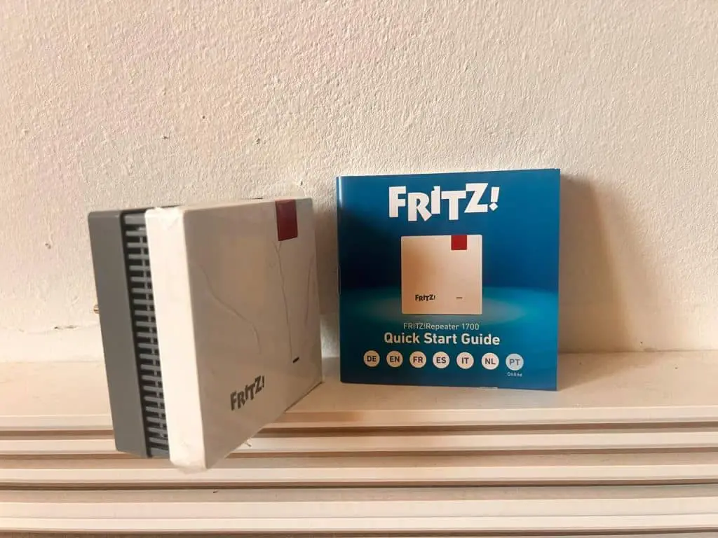 Fritz! Repeater 1700: il wi-fi 7 compatto che completa la famiglia avm %fritz! Repeater 1700: il wi-fi 7 compatto che completa la famiglia avmcount(title)% Fritz! Repeater 1700: il wi-fi 7 compatto che completa la famiglia avm
con il fritz! Repeater 1700, avm compie il passo naturale nella sua evoluzione. Dopo aver portato il wi-fi 6 in formato tascabile con il fritz! Repeater 1200 ax
e aver consolidato la gamma alta con il fritz! Repeater 3000 ax
, il marchio tedesco introduce ora il wi-fi 7 in un dispositivo compatto ma capace di prestazioni di fascia superiore. Il nuovo 1700 non sostituisce gli altri modelli: li affianca. È pensato per chi desidera una rete domestica più veloce, stabile e scalabile, senza rinunciare alla semplicità di installazione e all’efficienza energetica. Ma la domanda rimane: quanto cambia davvero rispetto al 1200 ax e quanto si avvicina al fratello maggiore 3000 ax? Design e costruzione: compattezza tedesca
esteticamente il fritz! Repeater 1700 si inserisce perfettamente nello stile avm. Scocca bianca, inserti rossi e una forma quadrata da 8 centimetri per lato. Pesa poco, si collega direttamente alla presa elettrica e può essere posizionato ovunque senza attirare attenzione. Le plastiche sono rigide, i led frontali sono chiari ma non invadenti e indicano lo stato della connessione in modo intuitivo. Anche dopo ore di utilizzo resta freddo, segno di una buona gestione termica. Il consumo medio si attesta intorno ai 4 watt, quindi può restare acceso giorno e notte senza impatto sulla bolletta. La porta lan gigabit sul lato inferiore consente di collegare una smart tv o un pc via cavo, una funzione comoda per chi vuole massima stabilità. L’unico limite fisico è la spina centrale che, come già notato nella nostra prova del 1200 ax, può coprire le prese vicine nelle ciabatte compatte. Installazione e configurazione: filosofia fritz! Avm punta da sempre sulla semplicità, e il 1700 non fa eccezione. Si installa in meno di un minuto: basta collegarlo alla presa, premere il tasto connect/wps e il repeater si sincronizza automaticamente con il router principale. Chi possiede un fritz! Box può contare su una configurazione ancora più rapida: il repeater eredita nome, password e impostazioni della rete wi-fi, diventando subito parte integrante della rete mesh fritz!. Nessun parametro manuale, nessun menù complicato. Con router di altri marchi, l’installazione resta comunque immediata. L’interfaccia fritz! Os, accessibile da browser o app, guida passo dopo passo nella configurazione di ssid, password e canali. È un software che non si limita alle funzioni base: permette di monitorare la potenza del segnale, la posizione ottimale del repeater e la velocità di connessione. Durante i test, il passaggio tra router e repeater è avvenuto senza interruzioni. Streaming, download e chiamate online non hanno mai mostrato cadute di segnale. È un comportamento tipico della filosofia avm: rete stabile e trasparente per l’utente. Prestazioni: il wi-fi 7 come non l’avevamo ancora visto
il fritz! Repeater 1700 segna il debutto del wi-fi 7 nella gamma compatta di avm. È un modello dual-band capace di raggiungere 3600 mbit/s teorici, con 2880 mbit/s su 5 ghz e 688 mbit/s su 2,4 ghz. Il salto rispetto al 1200 ax è tangibile. Nei test condotti collegandolo a un fritz! Box 5690 pro su linea in fibra ftth da 2,5 gbit/s, i risultati sono stati impressionanti:
a 3 metri di distanza: 920 mbit/s costanti
a 8 metri con due pareti: 430 mbit/s
a 12 metri: 270 mbit/s con latenza media di 8 millisecondi
la connessione si è mantenuta stabile anche con oltre dieci dispositivi collegati in contemporanea, tra tv 4k, console, notebook e smart speaker. Il merito è della multi-link operation, una delle novità principali del wi-fi 7, che consente il trasferimento simultaneo dei dati su più bande. In pratica, i pacchetti vengono distribuiti in modo più efficiente, riducendo la latenza e migliorando la reattività complessiva. Nei giochi online e nello streaming ad alta qualità si traduce in meno lag e tempi di risposta immediati. Esperienza in rete mesh: equilibrio perfetto
la vera forza del fritz! Repeater 1700 emerge all’interno di un sistema mesh. Abbinato a un fritz! Box 7590 ax e a un fritz! Repeater 3000 ax, il comportamento è stato impeccabile. Il passaggio da un nodo all’altro è stato trasparente, senza perdita di pacchetti né disconnessioni. I dispositivi si spostavano da una stanza all’altra collegandosi sempre al segnale più forte. L’intelligenza mesh di avm gestisce in autonomia la distribuzione del traffico, garantendo fluidità anche in case con più piani o pareti spesse. In questo contesto, il 1700 si posiziona perfettamente tra il 1200 ax e il 3000 ax: è più potente del primo, ma meno costoso e ingombrante del secondo. È l’anello intermedio ideale per chi vuole ampliare la rete senza passare alla tri-banda. Rispetto al fritz! Repeater 1610 outdoor
, che nasce per estendere la copertura all’esterno, il 1700 si concentra sugli interni. Entrambi condividono la stessa filosofia di solidità e continuità di segnale. Software e gestione: fritz! Os si conferma il punto di riferimento
il cuore del sistema resta fritz! Os, un software maturo e ricco di funzioni. L’interfaccia è chiara, reattiva e localizzata in italiano. Permette di monitorare in tempo reale la qualità del segnale, la banda in uso e i dispositivi collegati. Sono presenti strumenti di priorità del traffico, utili per dare precedenza a console o televisori durante lo streaming, e funzioni di diagnostica per individuare interferenze o zone morte. Sul fronte sicurezza, il fritz! Repeater 1700 integra crittografia wpa3, compatibile anche con dispositivi più datati tramite wpa2. Gli aggiornamenti arrivano in automatico, spesso senza che l’utente debba intervenire. Durante la prova, un update ha migliorato la gestione del canale a 160 mhz e la compatibilità con router wi-fi 7 di terze parti. L’unico aspetto che inizia a mostrare l’età è la grafica: funzionale, ma poco moderna. Un refresh visivo renderebbe l’esperienza ancora più piacevole. Consumi, temperatura e affidabilità
uno dei tratti distintivi dei prodotti avm è l’efficienza. Anche il 1700 non fa eccezione: con un assorbimento medio di 4 watt e picchi che non superano i 5 watt, può restare acceso tutto l’anno. Durante settimane di utilizzo intenso, la temperatura della scocca non ha mai superato i 38 gradi, e il segnale è rimasto stabile. È un dispositivo che si installa, si configura una volta e poi lavora in silenzio. La garanzia di 5 anni e il supporto software a lungo termine confermano l’approccio di avm: prodotti che durano nel tempo, con aggiornamenti costanti anche dopo l’uscita di nuovi modelli. Prezzo e confronto con gli altri repeater fritz! Il fritz! Repeater 1700 è in vendita a 119 euro. Si posiziona nella fascia media della gamma avm e rappresenta il miglior equilibrio tra prezzo e prestazioni. Nel confronto interno:
il fritz! Repeater 1200 ax resta la soluzione economica per case piccole, ma limita la banda a wi-fi 6. Il fritz! Repeater 3000 ax è ideale per abitazioni molto grandi o più piani, ma ha un costo superiore ai 230 euro. Il fritz! Repeater 1610 outdoor copre il giardino o terrazzi grazie alla protezione ip54, ma richiede alimentazione poe. Il 1700 si colloca quindi come la scelta più versatile per chi vuole aggiornare la rete con wi-fi 7, mantenendo compattezza e semplicità. È anche disponibile come set mesh da due o tre unità, soluzione perfetta per chi vuole una copertura completa su più piani. Analisi critica: punti forti e aspetti migliorabili
punti di forza
installazione immediata e software intuitivo
wi-fi 7 stabile e reattivo
integrazione perfetta con la rete mesh fritz! Consumo energetico minimo
aggiornamenti frequenti e lunga garanzia
costruzione solida e materiali di qualità
aspetti da migliorare
solo una porta lan
interfaccia grafica datata
prezzo superiore ai modelli wi-fi 6
nessuna protezione ip per uso esterno
conclusione: l’equilibrio ideale tra potenza e semplicità
il fritz! Repeater 1700 rappresenta la naturale evoluzione della gamma avm. È più potente del 1200 ax, più accessibile del 3000 ax e più versatile del 1610 outdoor. Porta il wi-fi 7 nelle case di tutti, garantendo prestazioni solide, consumi bassi e una configurazione alla portata di chiunque. Non è un repeater per chi cerca numeri estremi, ma è la soluzione perfetta per chi vuole una rete domestica veloce, scalabile e pronta per il futuro. Con il 1700, avm chiude idealmente il cerchio dei repeater fritz! : dal compatto da interni al modello outdoor, fino al top di gamma tri-banda. Una famiglia coerente che si adatta a qualsiasi esigenza, mantenendo la filosofia di sempre: tecnologia stabile, design sobrio e zero complicazioni. Segui le ultime recensioni e novità tech su instagram