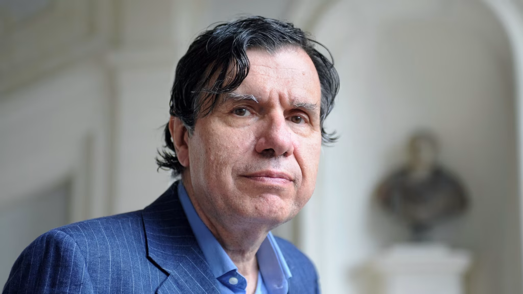 Giorgio parisi avverte: non usate la fisica per spiegare l’essere umano il premio nobel per la fisica giorgio parisi è tornato su un tema che gli sta molto a cuore: la complessità. Ma questa volta lo ha fatto lanciando un avvertimento molto netto. Durante il convegno “dall’uno ai molti: caratteristiche emergenti della complessità”, organizzato alla sapienza di roma, parisi ha spiegato perché bisogna stare molto attenti quando si tenta di usare concetti della fisica per interpretare o modellare fenomeni sociali. Il rischio, dice, è quello di arrivare a risultati aberranti. È un tema che tocca scienza, politica, società e anche il modo in cui le idee scientifiche vengono assorbite dal senso comune. La complessità non è tutta uguale parisi ha dialogato con il presidente dell’accademia dei lincei roberto antonelli e con il giornalista pietro del soldà, spiegando un punto fondamentale: non tutto ciò che è complesso può essere compreso con gli stessi strumenti. La fisica studia sistemi complessi come: reti di particelle materiali disordinati dinamiche caotiche fenomeni emergenti ma una società umana è un’altra cosa. Ha intenzioni, culture, storie, emozioni, scelte politiche, e soprattutto interazioni che non possono essere ridotte a numeri o equazioni senza perdere qualcosa di essenziale. Secondo parisi, confondere questi piani significa ignorare la natura profonda della complessità umana. Le influenze tra discipline: una storia lunga e spesso ambigua parisi ha riconosciuto che nel corso del tempo c’è sempre stato un dialogo tra scienze, arti e discipline umanistiche. Un esempio chiaro è il novecento, con l’arrivo della psicoanalisi, delle avanguardie artistiche e dei movimenti culturali che hanno provato a rompere con il passato. Il futurismo, ad esempio, spingeva per un’idea di modernità radicale. La psicoanalisi ha cambiato radicalmente il modo in cui si pensa all’individuo e alla sua interiorità. Secondo parisi, lo stesso è accaduto con la meccanica quantistica, che ha influenzato il modo in cui molti hanno interpretato concetti come incertezza, relatività, indeterminazione. Ma non tutto ciò che prende ispirazione dalla scienza porta a risultati corretti. Anzi, a volte le contaminazioni generano vere e proprie degenerazioni culturali. Il caso della sociobiologia: quando la scienza viene distorta parisi ha citato un esempio preciso: la sociobiologia degli anni settanta. Si trattava di un movimento che voleva spiegare la società e i comportamenti collettivi basandosi su principi biologici, quasi come se la biologia fosse sufficiente a dire come dovrebbero funzionare le strutture sociali. Il risultato? Interpretazioni riduttive, teorie che ignoravano cultura e storia, e conclusioni che sfociavano in visioni rigide e dannose. Parisi lo definisce apertamente: “un caso di risultati aberranti. ” è la prova che estrarre concetti da una disciplina e usarli in modo superficiale in un’altra può portare a distorsioni pericolose. La complessità umana non è un sistema fisico uno degli errori più comuni, dice parisi, è credere che un sistema complesso sia sempre simile a un altro sistema complesso. Un cristallo liquido è complesso. La rete neurale del cervello è complessa. La società umana è complessa. Ma questo non autorizza a trattarli allo stesso modo. Parisi sottolinea che nelle società umane: le azioni individuali hanno significati le decisioni politiche possono amplificarsi in modi non prevedibili le interazioni non sono puramente meccaniche le variazioni culturali cambiano completamente i risultati la fisica può suggerire metafore, ma non modelli applicabili senza rischi. Effetti politici imprevedibili: il vero nodo della questione la parte più delicata riguarda la politica. Parisi avverte che considerare la società come un sistema complesso “simile” a quelli fisici può portare a sottovalutare la possibilità di risultati imprevedibili. Una piccola decisione politica può generare effetti enormi e non voluti. La frase chiave è questa: “azioni politiche magari anche molto piccole possono produrre effetti ben diversi da quanto auspicato. ” e questo è qualcosa che non si può descrivere solo con equazioni. Serve un approccio multidisciplinare, capace di tenere insieme: psicologia storia economia matematica filosofia scienze sociali la complessità umana non può essere schiacciata su un unico modello. Il messaggio finale: prudenza e responsabilità parisi non è contrario alle contaminazioni tra discipline. Al contrario, ne riconosce l’importanza storica. Ma chiede prudenza: evitare interpretazioni superficiali non usare la fisica come metafora universale non trasformare modelli scientifici in strumenti ideologici conoscere i limiti dei concetti che si prendono in prestito è un invito alla responsabilità, soprattutto in un momento in cui concetti scientifici circolano con velocità enorme e vengono spesso semplificati in modo eccessivo. Perché questo discorso è importante oggi l’avvertimento di parisi arriva in un periodo in cui: l’ia viene interpretata come “mente artificiale” la società viene descritta con concetti presi dalle reti neurali l’economia viene modellata come un sistema complesso fisico la politica cerca formule per ridurre la complessità il rischio è costruire visioni distorte, apparentemente scientifiche ma profondamente errate. Il messaggio del premio nobel è un richiamo essenziale: la scienza è uno strumento, non una scorciatoia filosofica. Seguici su instagram