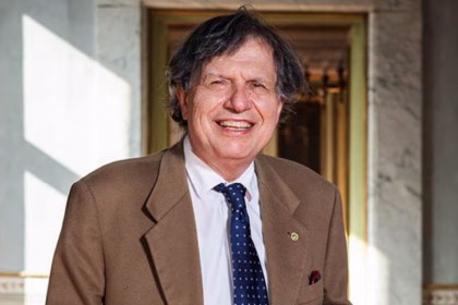Giorgio parisi avverte: non usate la fisica per spiegare l’essere umano il premio nobel per la fisica giorgio parisi è tornato su un tema che gli sta molto a cuore: la complessità. Ma questa volta lo ha fatto lanciando un avvertimento molto netto. Durante il convegno “dall’uno ai molti: caratteristiche emergenti della complessità”, organizzato alla sapienza di roma, parisi ha spiegato perché bisogna stare molto attenti quando si tenta di usare concetti della fisica per interpretare o modellare fenomeni sociali. Il rischio, dice, è quello di arrivare a risultati aberranti. È un tema che tocca scienza, politica, società e anche il modo in cui le idee scientifiche vengono assorbite dal senso comune. La complessità non è tutta uguale parisi ha dialogato con il presidente dell’accademia dei lincei roberto antonelli e con il giornalista pietro del soldà, spiegando un punto fondamentale: non tutto ciò che è complesso può essere compreso con gli stessi strumenti. La fisica studia sistemi complessi come: reti di particelle materiali disordinati dinamiche caotiche fenomeni emergenti ma una società umana è un’altra cosa. Ha intenzioni, culture, storie, emozioni, scelte politiche, e soprattutto interazioni che non possono essere ridotte a numeri o equazioni senza perdere qualcosa di essenziale. Secondo parisi, confondere questi piani significa ignorare la natura profonda della complessità umana. Le influenze tra discipline: una storia lunga e spesso ambigua parisi ha riconosciuto che nel corso del tempo c’è sempre stato un dialogo tra scienze, arti e discipline umanistiche. Un esempio chiaro è il novecento, con l’arrivo della psicoanalisi, delle avanguardie artistiche e dei movimenti culturali che hanno provato a rompere con il passato. Il futurismo, ad esempio, spingeva per un’idea di modernità radicale. La psicoanalisi ha cambiato radicalmente il modo in cui si pensa all’individuo e alla sua interiorità. Secondo parisi, lo stesso è accaduto con la meccanica quantistica, che ha influenzato il modo in cui molti hanno interpretato concetti come incertezza, relatività, indeterminazione. Ma non tutto ciò che prende ispirazione dalla scienza porta a risultati corretti. Anzi, a volte le contaminazioni generano vere e proprie degenerazioni culturali. Il caso della sociobiologia: quando la scienza viene distorta parisi ha citato un esempio preciso: la sociobiologia degli anni settanta. Si trattava di un movimento che voleva spiegare la società e i comportamenti collettivi basandosi su principi biologici, quasi come se la biologia fosse sufficiente a dire come dovrebbero funzionare le strutture sociali. Il risultato? Interpretazioni riduttive, teorie che ignoravano cultura e storia, e conclusioni che sfociavano in visioni rigide e dannose. Parisi lo definisce apertamente: “un caso di risultati aberranti. ” è la prova che estrarre concetti da una disciplina e usarli in modo superficiale in un’altra può portare a distorsioni pericolose. La complessità umana non è un sistema fisico uno degli errori più comuni, dice parisi, è credere che un sistema complesso sia sempre simile a un altro sistema complesso. Un cristallo liquido è complesso. La rete neurale del cervello è complessa. La società umana è complessa. Ma questo non autorizza a trattarli allo stesso modo. Parisi sottolinea che nelle società umane: le azioni individuali hanno significati le decisioni politiche possono amplificarsi in modi non prevedibili le interazioni non sono puramente meccaniche le variazioni culturali cambiano completamente i risultati la fisica può suggerire metafore, ma non modelli applicabili senza rischi. Effetti politici imprevedibili: il vero nodo della questione la parte più delicata riguarda la politica. Parisi avverte che considerare la società come un sistema complesso “simile” a quelli fisici può portare a sottovalutare la possibilità di risultati imprevedibili. Una piccola decisione politica può generare effetti enormi e non voluti. La frase chiave è questa: “azioni politiche magari anche molto piccole possono produrre effetti ben diversi da quanto auspicato. ” e questo è qualcosa che non si può descrivere solo con equazioni. Serve un approccio multidisciplinare, capace di tenere insieme: psicologia storia economia matematica filosofia scienze sociali la complessità umana non può essere schiacciata su un unico modello. Il messaggio finale: prudenza e responsabilità parisi non è contrario alle contaminazioni tra discipline. Al contrario, ne riconosce l’importanza storica. Ma chiede prudenza: evitare interpretazioni superficiali non usare la fisica come metafora universale non trasformare modelli scientifici in strumenti ideologici conoscere i limiti dei concetti che si prendono in prestito è un invito alla responsabilità, soprattutto in un momento in cui concetti scientifici circolano con velocità enorme e vengono spesso semplificati in modo eccessivo. Perché questo discorso è importante oggi l’avvertimento di parisi arriva in un periodo in cui: l’ia viene interpretata come “mente artificiale” la società viene descritta con concetti presi dalle reti neurali l’economia viene modellata come un sistema complesso fisico la politica cerca formule per ridurre la complessità il rischio è costruire visioni distorte, apparentemente scientifiche ma profondamente errate. Il messaggio del premio nobel è un richiamo essenziale: la scienza è uno strumento, non una scorciatoia filosofica. Seguici su instagram