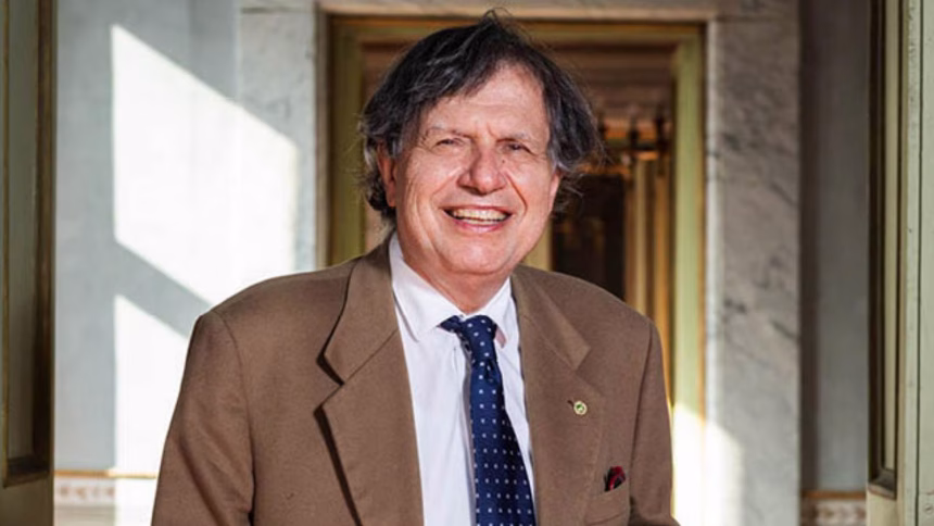 Giorgio parisi avverte: non usate la fisica per spiegare l’essere umano il premio nobel per la fisica giorgio parisi è tornato su un tema che gli sta molto a cuore: la complessità. Ma questa volta lo ha fatto lanciando un avvertimento molto netto. Durante il convegno “dall’uno ai molti: caratteristiche emergenti della complessità”, organizzato alla sapienza di roma, parisi ha spiegato perché bisogna stare molto attenti quando si tenta di usare concetti della fisica per interpretare o modellare fenomeni sociali. Il rischio, dice, è quello di arrivare a risultati aberranti. È un tema che tocca scienza, politica, società e anche il modo in cui le idee scientifiche vengono assorbite dal senso comune. La complessità non è tutta uguale parisi ha dialogato con il presidente dell’accademia dei lincei roberto antonelli e con il giornalista pietro del soldà, spiegando un punto fondamentale: non tutto ciò che è complesso può essere compreso con gli stessi strumenti. La fisica studia sistemi complessi come: reti di particelle materiali disordinati dinamiche caotiche fenomeni emergenti ma una società umana è un’altra cosa. Ha intenzioni, culture, storie, emozioni, scelte politiche, e soprattutto interazioni che non possono essere ridotte a numeri o equazioni senza perdere qualcosa di essenziale. Secondo parisi, confondere questi piani significa ignorare la natura profonda della complessità umana. Le influenze tra discipline: una storia lunga e spesso ambigua parisi ha riconosciuto che nel corso del tempo c’è sempre stato un dialogo tra scienze, arti e discipline umanistiche. Un esempio chiaro è il novecento, con l’arrivo della psicoanalisi, delle avanguardie artistiche e dei movimenti culturali che hanno provato a rompere con il passato. Il futurismo, ad esempio, spingeva per un’idea di modernità radicale. La psicoanalisi ha cambiato radicalmente il modo in cui si pensa all’individuo e alla sua interiorità. Secondo parisi, lo stesso è accaduto con la meccanica quantistica, che ha influenzato il modo in cui molti hanno interpretato concetti come incertezza, relatività, indeterminazione. Ma non tutto ciò che prende ispirazione dalla scienza porta a risultati corretti. Anzi, a volte le contaminazioni generano vere e proprie degenerazioni culturali. Il caso della sociobiologia: quando la scienza viene distorta parisi ha citato un esempio preciso: la sociobiologia degli anni settanta. Si trattava di un movimento che voleva spiegare la società e i comportamenti collettivi basandosi su principi biologici, quasi come se la biologia fosse sufficiente a dire come dovrebbero funzionare le strutture sociali. Il risultato? Interpretazioni riduttive, teorie che ignoravano cultura e storia, e conclusioni che sfociavano in visioni rigide e dannose. Parisi lo definisce apertamente: “un caso di risultati aberranti. ” è la prova che estrarre concetti da una disciplina e usarli in modo superficiale in un’altra può portare a distorsioni pericolose. La complessità umana non è un sistema fisico uno degli errori più comuni, dice parisi, è credere che un sistema complesso sia sempre simile a un altro sistema complesso. Un cristallo liquido è complesso. La rete neurale del cervello è complessa. La società umana è complessa. Ma questo non autorizza a trattarli allo stesso modo. Parisi sottolinea che nelle società umane: le azioni individuali hanno significati le decisioni politiche possono amplificarsi in modi non prevedibili le interazioni non sono puramente meccaniche le variazioni culturali cambiano completamente i risultati la fisica può suggerire metafore, ma non modelli applicabili senza rischi. Effetti politici imprevedibili: il vero nodo della questione la parte più delicata riguarda la politica. Parisi avverte che considerare la società come un sistema complesso “simile” a quelli fisici può portare a sottovalutare la possibilità di risultati imprevedibili. Una piccola decisione politica può generare effetti enormi e non voluti. La frase chiave è questa: “azioni politiche magari anche molto piccole possono produrre effetti ben diversi da quanto auspicato. ” e questo è qualcosa che non si può descrivere solo con equazioni. Serve un approccio multidisciplinare, capace di tenere insieme: psicologia storia economia matematica filosofia scienze sociali la complessità umana non può essere schiacciata su un unico modello. Il messaggio finale: prudenza e responsabilità parisi non è contrario alle contaminazioni tra discipline. Al contrario, ne riconosce l’importanza storica. Ma chiede prudenza: evitare interpretazioni superficiali non usare la fisica come metafora universale non trasformare modelli scientifici in strumenti ideologici conoscere i limiti dei concetti che si prendono in prestito è un invito alla responsabilità, soprattutto in un momento in cui concetti scientifici circolano con velocità enorme e vengono spesso semplificati in modo eccessivo. Perché questo discorso è importante oggi l’avvertimento di parisi arriva in un periodo in cui: l’ia viene interpretata come “mente artificiale” la società viene descritta con concetti presi dalle reti neurali l’economia viene modellata come un sistema complesso fisico la politica cerca formule per ridurre la complessità il rischio è costruire visioni distorte, apparentemente scientifiche ma profondamente errate. Il messaggio del premio nobel è un richiamo essenziale: la scienza è uno strumento, non una scorciatoia filosofica. Seguici su instagram