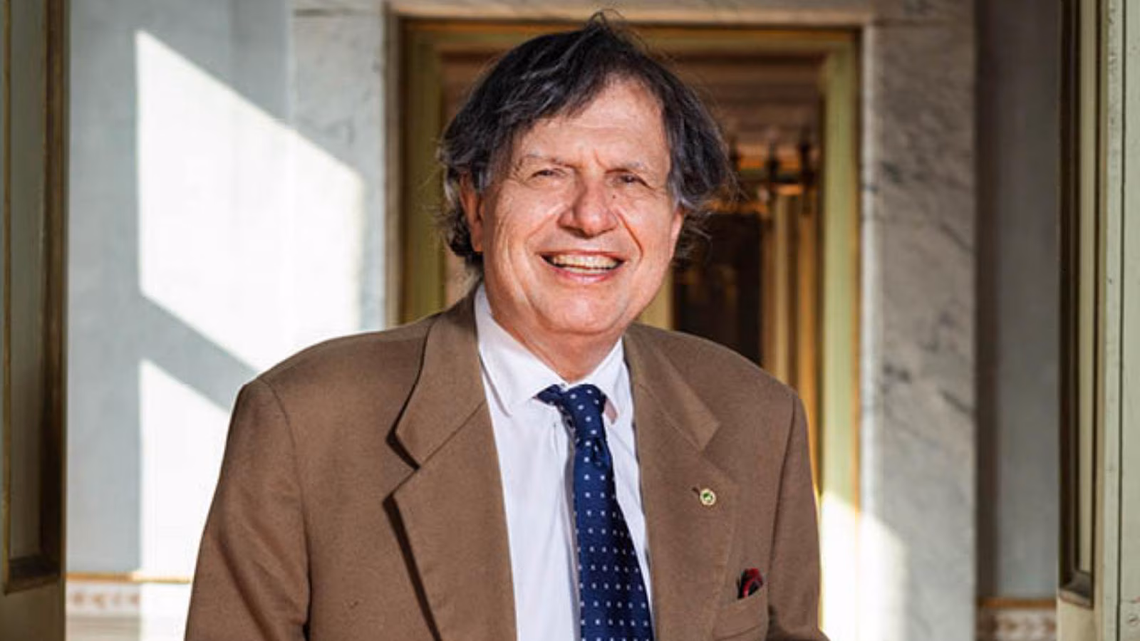 Giorgio parisi avverte: non usate la fisica per spiegare l’essere umano %giorgio parisi avverte: non usate la fisica per spiegare l’essere umanocount(title)% Giorgio parisi avverte: non usate la fisica per spiegare l’essere umano il premio nobel per la fisica giorgio parisi è tornato su un tema che gli sta molto a cuore: la complessità. Ma questa volta lo ha fatto lanciando un avvertimento molto netto. Durante il convegno “dall’uno ai molti: caratteristiche emergenti della complessità”, organizzato alla sapienza di roma, parisi ha spiegato perché bisogna stare molto attenti quando si tenta di usare concetti della fisica per interpretare o modellare fenomeni sociali. Il rischio, dice, è quello di arrivare a risultati aberranti. È un tema che tocca scienza, politica, società e anche il modo in cui le idee scientifiche vengono assorbite dal senso comune. La complessità non è tutta uguale parisi ha dialogato con il presidente dell’accademia dei lincei roberto antonelli e con il giornalista pietro del soldà, spiegando un punto fondamentale: non tutto ciò che è complesso può essere compreso con gli stessi strumenti. La fisica studia sistemi complessi come: reti di particelle materiali disordinati dinamiche caotiche fenomeni emergenti ma una società umana è un’altra cosa. Ha intenzioni, culture, storie, emozioni, scelte politiche, e soprattutto interazioni che non possono essere ridotte a numeri o equazioni senza perdere qualcosa di essenziale. Secondo parisi, confondere questi piani significa ignorare la natura profonda della complessità umana. Le influenze tra discipline: una storia lunga e spesso ambigua parisi ha riconosciuto che nel corso del tempo c’è sempre stato un dialogo tra scienze, arti e discipline umanistiche. Un esempio chiaro è il novecento, con l’arrivo della psicoanalisi, delle avanguardie artistiche e dei movimenti culturali che hanno provato a rompere con il passato. Il futurismo, ad esempio, spingeva per un’idea di modernità radicale. La psicoanalisi ha cambiato radicalmente il modo in cui si pensa all’individuo e alla sua interiorità. Secondo parisi, lo stesso è accaduto con la meccanica quantistica, che ha influenzato il modo in cui molti hanno interpretato concetti come incertezza, relatività, indeterminazione. Ma non tutto ciò che prende ispirazione dalla scienza porta a risultati corretti. Anzi, a volte le contaminazioni generano vere e proprie degenerazioni culturali. Il caso della sociobiologia: quando la scienza viene distorta parisi ha citato un esempio preciso: la sociobiologia degli anni settanta. Si trattava di un movimento che voleva spiegare la società e i comportamenti collettivi basandosi su principi biologici, quasi come se la biologia fosse sufficiente a dire come dovrebbero funzionare le strutture sociali. Il risultato? Interpretazioni riduttive, teorie che ignoravano cultura e storia, e conclusioni che sfociavano in visioni rigide e dannose. Parisi lo definisce apertamente: “un caso di risultati aberranti. ” è la prova che estrarre concetti da una disciplina e usarli in modo superficiale in un’altra può portare a distorsioni pericolose. La complessità umana non è un sistema fisico uno degli errori più comuni, dice parisi, è credere che un sistema complesso sia sempre simile a un altro sistema complesso. Un cristallo liquido è complesso. La rete neurale del cervello è complessa. La società umana è complessa. Ma questo non autorizza a trattarli allo stesso modo. Parisi sottolinea che nelle società umane: le azioni individuali hanno significati le decisioni politiche possono amplificarsi in modi non prevedibili le interazioni non sono puramente meccaniche le variazioni culturali cambiano completamente i risultati la fisica può suggerire metafore, ma non modelli applicabili senza rischi. Effetti politici imprevedibili: il vero nodo della questione la parte più delicata riguarda la politica. Parisi avverte che considerare la società come un sistema complesso “simile” a quelli fisici può portare a sottovalutare la possibilità di risultati imprevedibili. Una piccola decisione politica può generare effetti enormi e non voluti. La frase chiave è questa: “azioni politiche magari anche molto piccole possono produrre effetti ben diversi da quanto auspicato. ” e questo è qualcosa che non si può descrivere solo con equazioni. Serve un approccio multidisciplinare, capace di tenere insieme: psicologia storia economia matematica filosofia scienze sociali la complessità umana non può essere schiacciata su un unico modello. Il messaggio finale: prudenza e responsabilità parisi non è contrario alle contaminazioni tra discipline. Al contrario, ne riconosce l’importanza storica. Ma chiede prudenza: evitare interpretazioni superficiali non usare la fisica come metafora universale non trasformare modelli scientifici in strumenti ideologici conoscere i limiti dei concetti che si prendono in prestito è un invito alla responsabilità, soprattutto in un momento in cui concetti scientifici circolano con velocità enorme e vengono spesso semplificati in modo eccessivo. Perché questo discorso è importante oggi l’avvertimento di parisi arriva in un periodo in cui: l’ia viene interpretata come “mente artificiale” la società viene descritta con concetti presi dalle reti neurali l’economia viene modellata come un sistema complesso fisico la politica cerca formule per ridurre la complessità il rischio è costruire visioni distorte, apparentemente scientifiche ma profondamente errate. Il messaggio del premio nobel è un richiamo essenziale: la scienza è uno strumento, non una scorciatoia filosofica. Seguici su instagram
