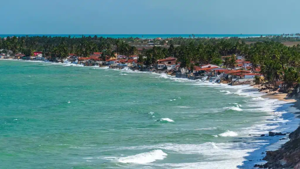 Le spiagge del mondo stanno sparendo: urbanizzazione e cambiamento climatico accelerano l’erosione costiera