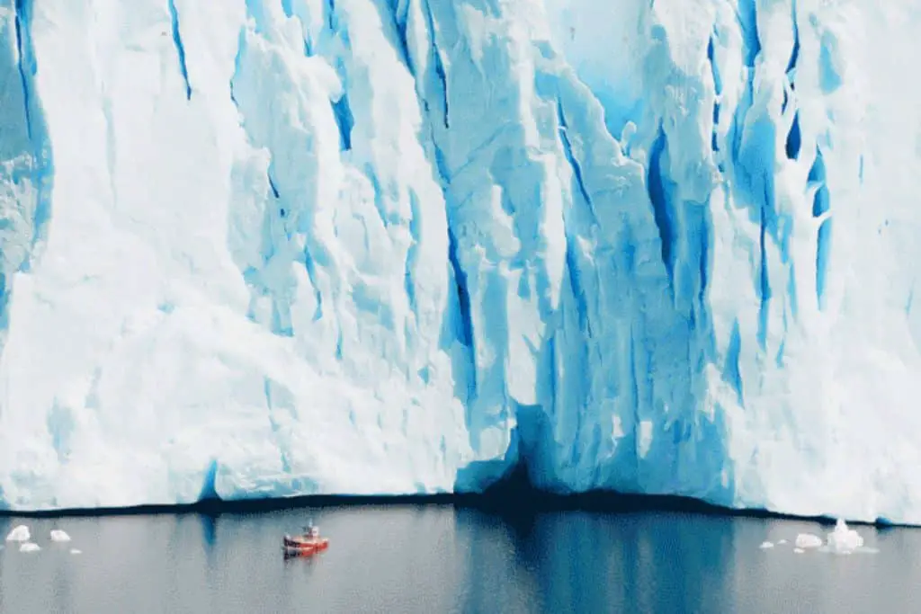 Il “doomsday glacier” si sta frammentando più in fretta del previsto: nuovo studio rivela un ciclo di indebolimento accelerato