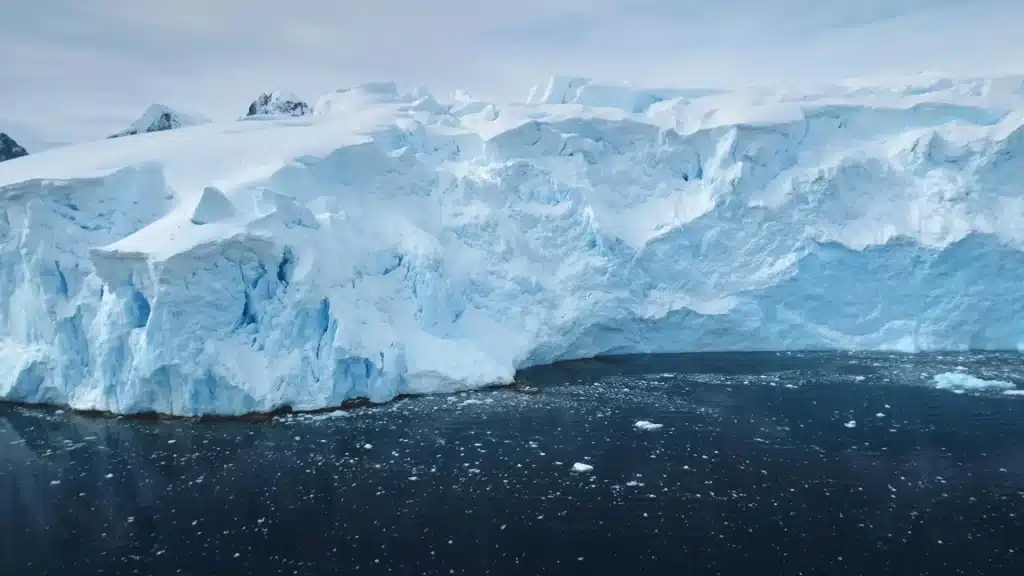 Il “doomsday glacier” si sta frammentando più in fretta del previsto: nuovo studio rivela un ciclo di indebolimento accelerato