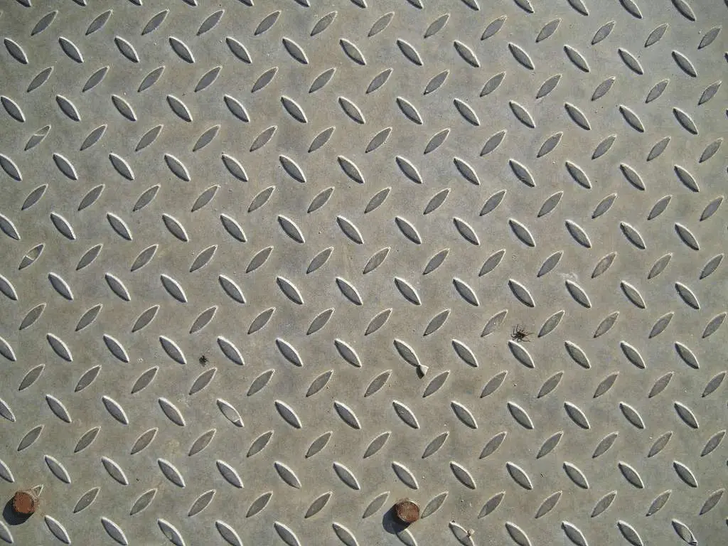 Scoperto il meccanismo fisico che spiega come i campi magnetici rallentano il carbonio nell’acciaio