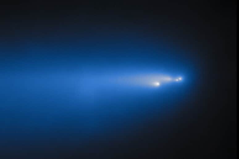 La cometa dorata si sta disintegrando cosa rivelano le nuove immagini ad alta risoluzione

sta letteralmente cadendo a pezzi davanti ai nostri occhi. La cosiddetta cometa dorata mostra ora in modo inequivocabile i segni della sua frantumazione, grazie a nuove immagini ad altissima risoluzione che raccontano una storia dinamica, violenta e affascinante del sistema solare in azione. La protagonista è c2025 k1 (atlas), una cometa che dopo il passaggio ravvicinato al sole nell’autunno 2025 ha iniziato a disgregarsi. Le immagini più dettagliate arrivano dal telescopio gemini north, situato sulla cima del mauna kea, alle hawaii, e mostrano chiaramente tre frammenti luminosi separati, osservati in due momenti distinti. Le immagini che confermano la frattura del nucleo

le riprese sono state effettuate l’11 novembre e il 6 dicembre 2025. In entrambe le sessioni, gli astronomi hanno potuto distinguere più parti del nucleo originario, segno che la struttura della cometa non ha retto allo stress termico e gravitazionale subito durante l’avvicinamento al sole. I frammenti appaiono luminosi e ben separati, una condizione che ha permesso di studiarne l’evoluzione nel tempo. Non si tratta di una semplice perdita di materiale superficiale, ma di una vera frantumazione del nucleo, uno degli eventi più spettacolari che possano interessare una cometa. Un quadro che si arricchisce di osservazioni

i dati del gemini north si aggiungono a una lunga serie di osservazioni raccolte tra la fine del 2025 e l’inizio del 2026, sia da astronomi professionisti sia da astrofili. Un contributo rilevante è arrivato anche dall’italia. Gianluca masi, responsabile scientifico del virtual telescope project, ha documentato la fase iniziale della frammentazione già all’inizio di novembre. Le sue immagini mostravano tre frammenti principali e lasciavano intuire la possibile presenza di un quarto elemento, non sempre distinguibile con chiarezza. Ancora prima, gli astronomi dell’osservatorio di asiago avevano osservato la cometa spezzata in due parti, separate da circa 2. 000 chilometri, una distanza che ha confermato quanto rapidamente il processo di disgregazione fosse in atto. Cosa ha causato la disintegrazione

il passaggio ravvicinato al sole rappresenta uno stress enorme per una cometa. Il calore intenso provoca la sublimazione rapida dei ghiacci, mentre le forze mareali esercitate dalla gravità solare possono superare la coesione interna del nucleo. Nel caso di c2025 k1 (atlas), tutto indica che la struttura interna fosse relativamente fragile. Una volta superato il perielio, le fratture già presenti si sono ampliate, portando alla separazione in più corpi distinti. Questi eventi non sono rari nella storia delle comete, ma raramente vengono osservati con un livello di dettaglio così elevato. Una cometa nata ai confini del sistema solare

c2025 k1 (atlas) è stata scoperta nel maggio 2025 grazie all’asteroid terrestrial-impact last alert system (atlas). È considerata una cometa del sistema solare esterno e, secondo gli astronomi, si sarebbe formata nella nube di oort. La nube di oort è una vasta regione sferica che si estende ben oltre l’orbita di nettuno ed è popolata da miliardi di corpi ghiacciati. Da lì provengono molte delle comete a lungo periodo, oggetti antichissimi che conservano materiali risalenti alla formazione del sistema solare. Quando una di queste comete viene perturbata gravitazionalmente e inviata verso l’interno, può offrire uno spettacolo straordinario, ma anche estremamente instabile. Perché queste immagini sono importanti

osservare la frammentazione di una cometa in tempo reale permette agli astronomi di studiare la struttura interna di questi corpi, la loro composizione e il modo in cui reagiscono alle sollecitazioni estreme. Ogni frammento diventa una finestra aperta sul passato del sistema solare. Capire come e perché una cometa si rompe aiuta a migliorare i modelli che descrivono l’evoluzione dei piccoli corpi e il loro contributo alla distribuzione di acqua e molecole complesse nei pianeti interni. Un evento che unisce scienza e osservazione dal basso

il caso della cometa dorata dimostra anche quanto sia diventata preziosa la collaborazione tra grandi osservatori internazionali e reti di osservatori indipendenti. Le immagini del gemini north forniscono il dettaglio, mentre quelle raccolte da terra in modo continuativo permettono di seguire l’evoluzione giorno dopo giorno. C2025 k1 (atlas) non è più un singolo oggetto, ma un sistema di frammenti in viaggio. La sua storia non è finita nei prossimi mesi potrebbe continuare a spezzarsi o dissolversi gradualmente, lasciando dietro di sé solo una scia di polveri. Per ora, resta uno degli esempi più chiari e spettacolari di come il sistema solare sia tutt’altro che statico. Seguici su instagram
 per restare aggiornato