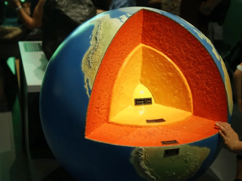 Scienziati scoprono anomalie magnetiche nelle profondità della terra: coinvolti africa e pacifico