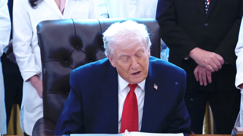 Trump-declassifica-ufo-legge-usa-2026-uap-dossier-segreti