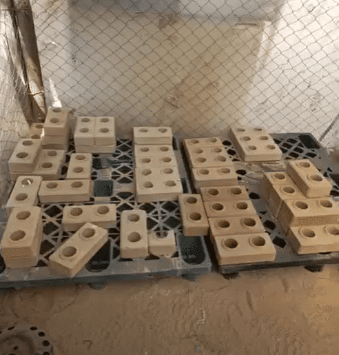 A gaza nascono mattoni lego dalle macerie dei palazzi