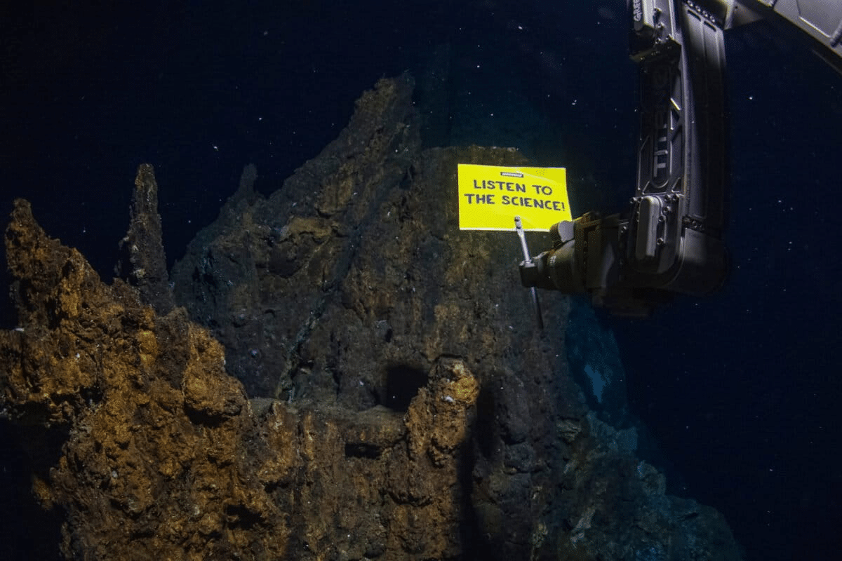 Deep sea mining, protesta record a 2. 300 metri
