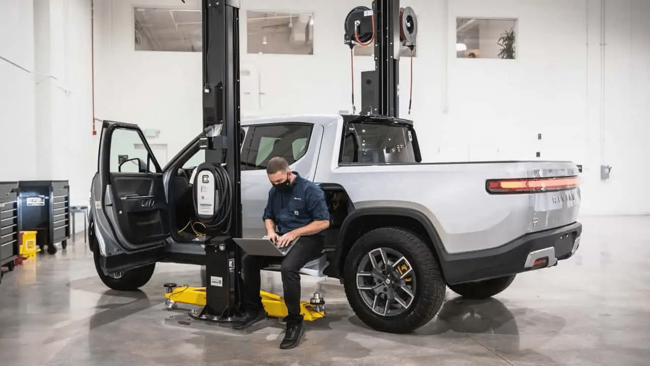 Rivian r2, 100 service center prima del lancio: l’assistenza diventa il vero test