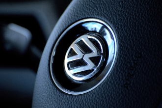 Volkswagen diventa il primo azionista di rivian e supera amazon