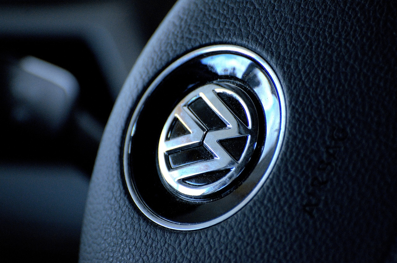 Volkswagen diventa il primo azionista di rivian e supera amazon