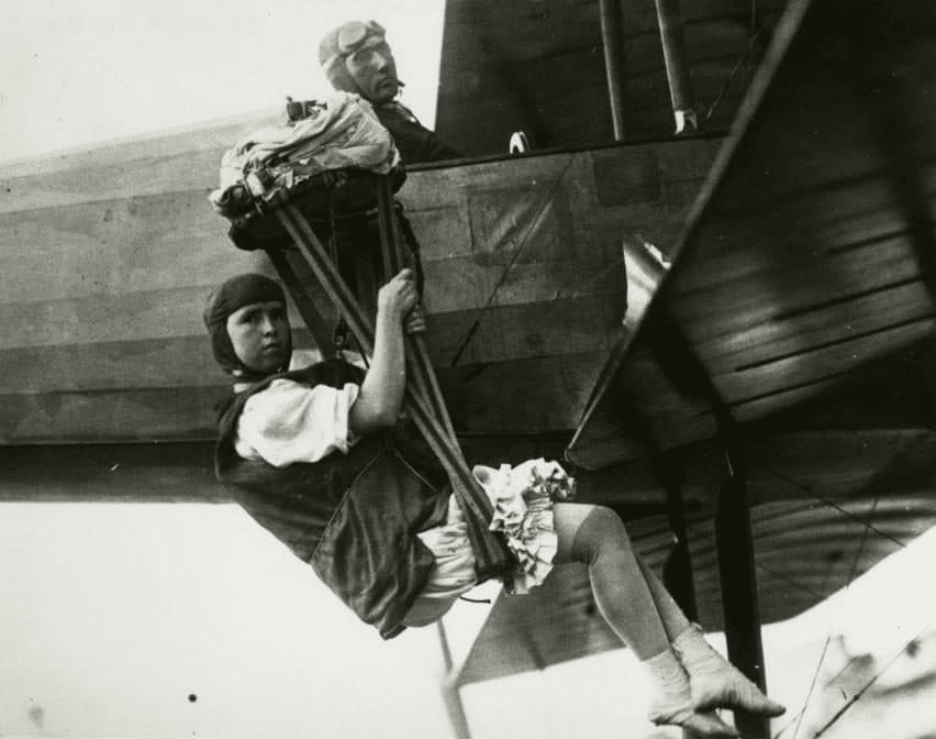 Georgia “tiny” broadwick, la prima donna nella storia che si è lanciata da un aereo con il paracadute