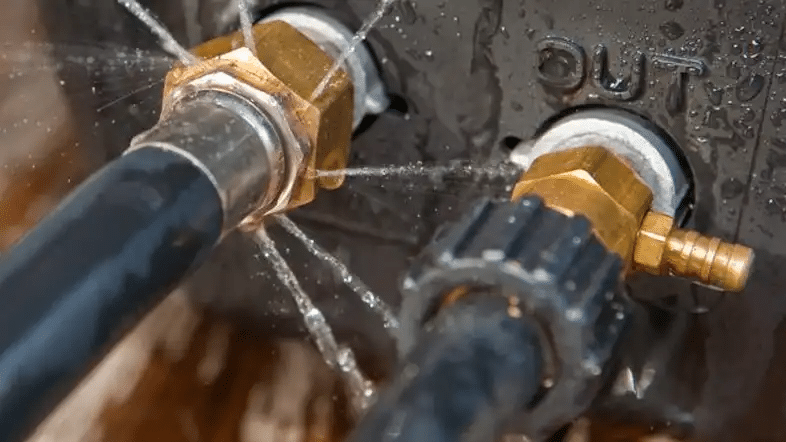 Perché i tubi di casa perdono acqua: tra le cause lo stress meccanico e termico o fenomeni corrosivi