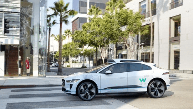 Robotaxi tra crescita e diffidenza: la guida autonoma è pronta?