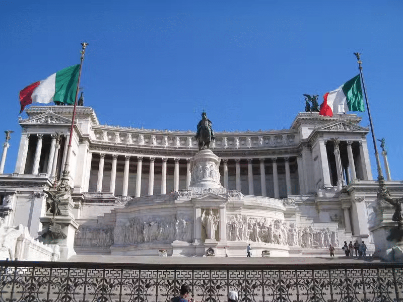 Vittoriano cede? I satelliti misurano il monumento
