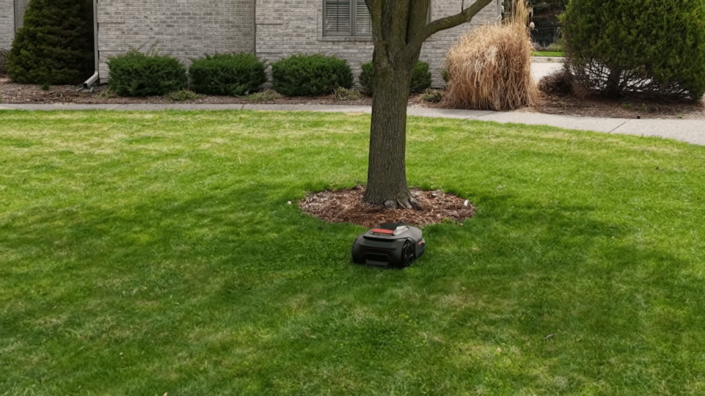 Mova lidax 2000, la recensione: il robot tagliaerba che sorveglia anche il giardino