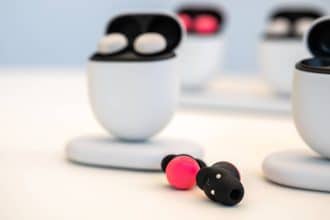 Smartphone android con auricolari wireless durante la riproduzione audio bluetooth