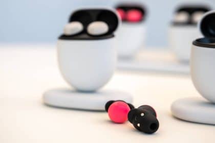 Smartphone android con auricolari wireless durante la riproduzione audio bluetooth