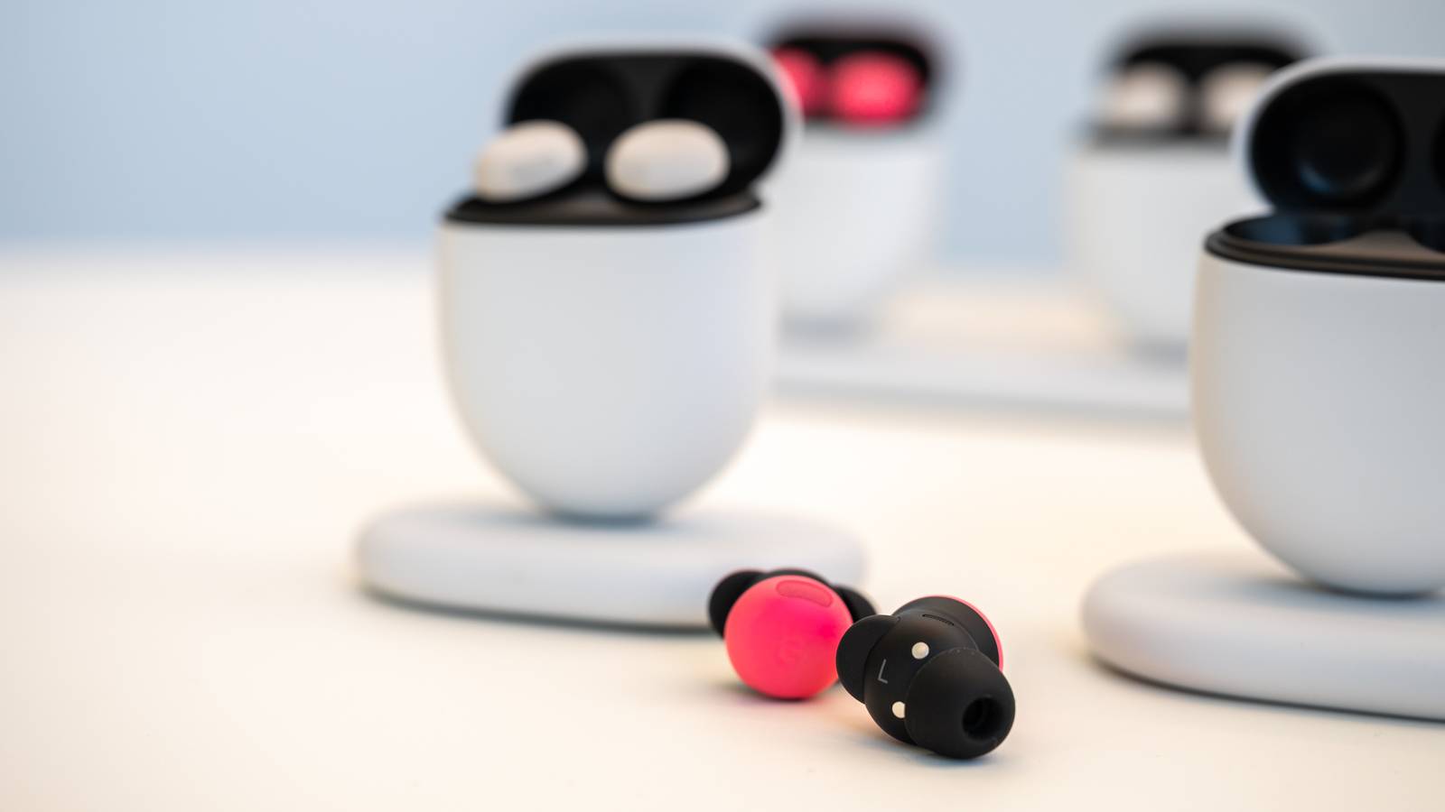 Smartphone android con auricolari wireless durante la riproduzione audio bluetooth