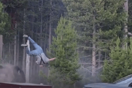 Bisonte carica un uomo a yellowstone, l'animale reagisce in modo feroce (video)