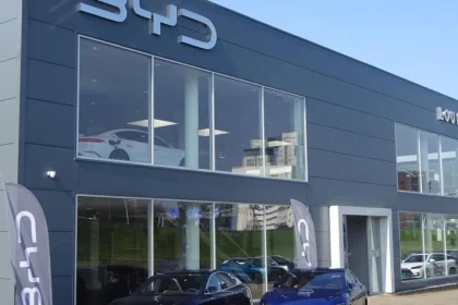 Logo byd e renault associati al tema dell’auto elettrica e della produzione europea