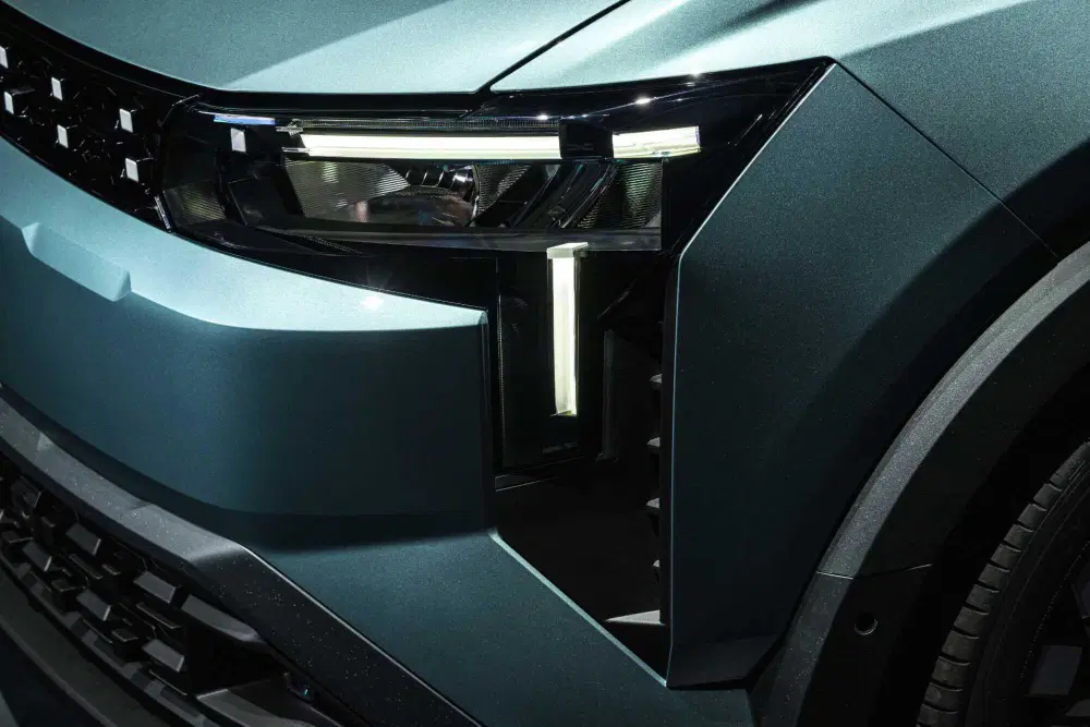 Dacia striker punta sul crossover ibrido, ma resta sotto i 25. 000 euro
