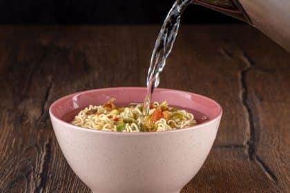 Controlli di sicurezza alimentare su noodles confezionati legati a salmonella