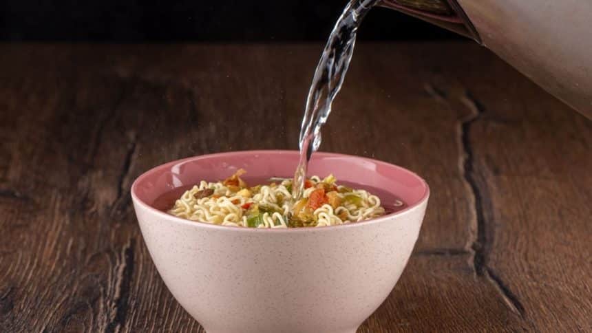 Controlli di sicurezza alimentare su noodles confezionati legati a salmonella