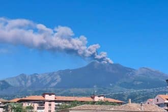 Eruzione dell’etna con emissione di cenere dal cratere sommitale