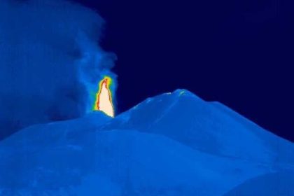 Attività stromboliana dell’etna con emissioni di cenere dal cratere voragine