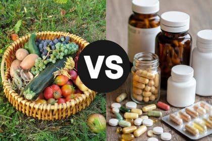 Frutta e verdura fresche su un tavolo con riferimento a vitamine e minerali