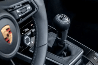 Guidare un'auto con il cambio manuale potrebbe prevenire la demenza: ecco lo studio giapponese