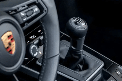 Guidare un'auto con il cambio manuale potrebbe prevenire la demenza: ecco lo studio giapponese