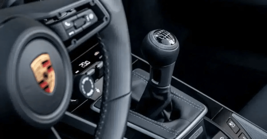 Guidare un'auto con il cambio manuale potrebbe prevenire la demenza: ecco lo studio giapponese