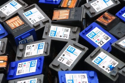 Stampante hp con cartucce e toner al centro del caso antitrust deciso in india