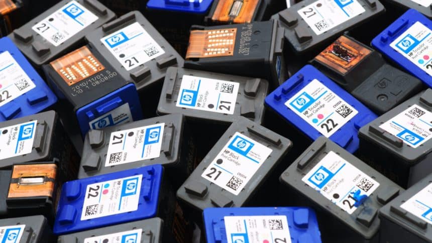 Stampante hp con cartucce e toner al centro del caso antitrust deciso in india