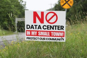 Grande data center per intelligenza artificiale con infrastrutture elettriche e sistemi di raffreddamento