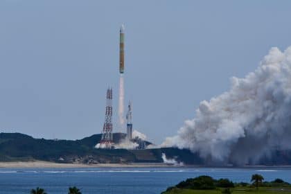 Razzo spaziale giapponese sulla rampa di lancio prima della partenza