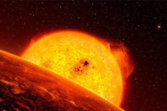 Rappresentazione della terra esposta a un sole molto più grande nella fase di gigante rossa