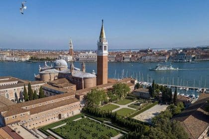 Labirinto borges sull’isola di san giorgio maggiore a venezia con siepi di bosso