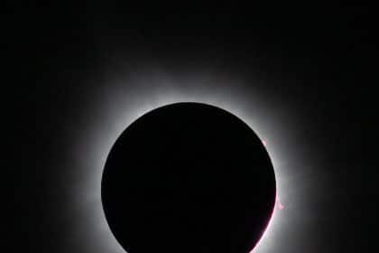 Eclissi solare totale con la luna davanti al sole e la corona visibile intorno al disco