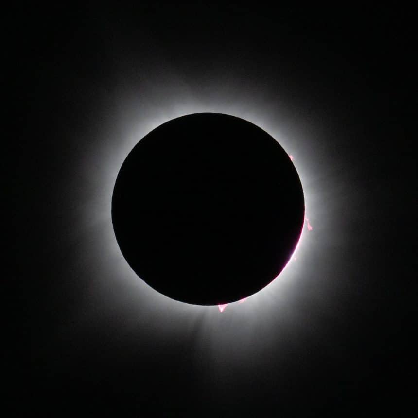 Eclissi solare totale con la luna davanti al sole e la corona visibile intorno al disco