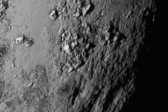 Le montagne ghiacciate di plutone fotografate dalla sonda new horizons durante il sorvolo del 2015