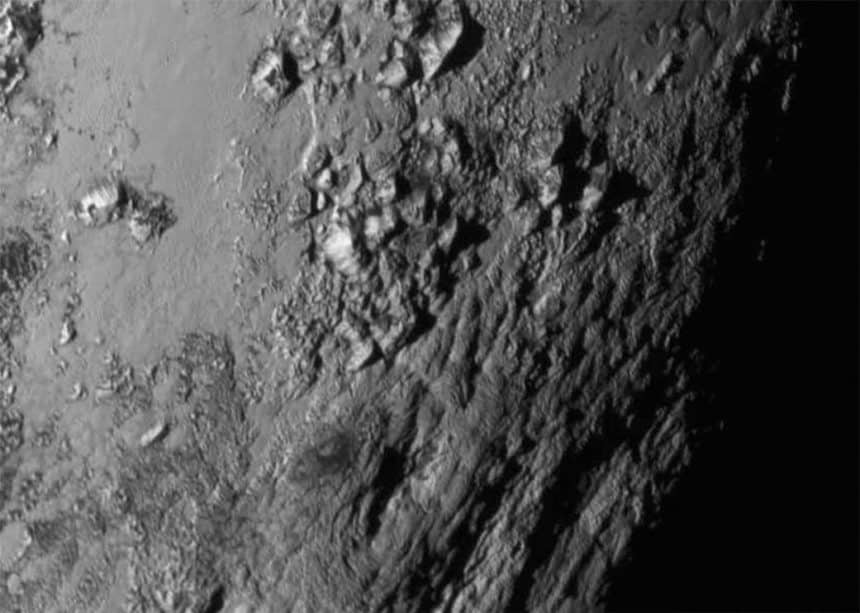 Le montagne ghiacciate di plutone fotografate dalla sonda new horizons durante il sorvolo del 2015