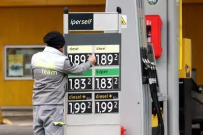Prezzi carburanti, il petrolio cala ma la pompa frena %prezzi carburanti, il petrolio cala ma la pompa frenacount(title)% Prezzi carburanti, il petrolio cala ma la pompa frena